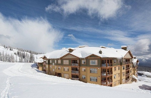 Big White Ski Resort Apartment | The Aspens 3 Ski-In Ski-Out Chalet