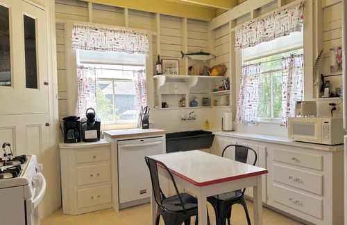 Mid-Coast and Islands Cottage | The Auburn Colony is for the vacationer who wants to tap into the history and traditions of colon.