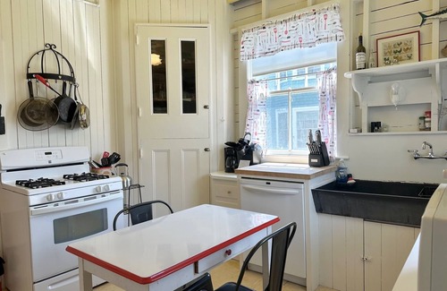 Mid-Coast and Islands Cottage | The Auburn Colony is for the vacationer who wants to tap into the history and traditions of colon.