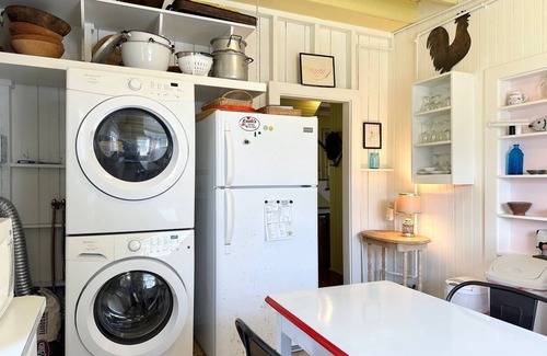 Mid-Coast and Islands Cottage | The Auburn Colony is for the vacationer who wants to tap into the history and traditions of colon.