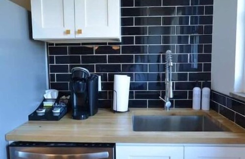 Grandview Heights Apartment | The Avenue Hot Tub Patio King Bed Pet Friendly Fast WiFi Gem of Grandview