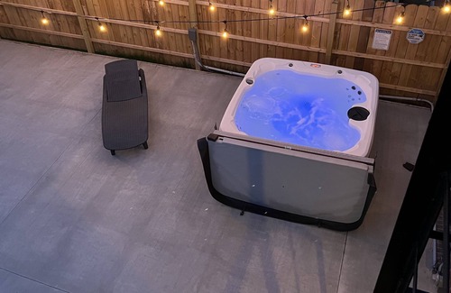 Grandview Heights Apartment | The Avenue Hot Tub Patio King Bed Pet Friendly Fast WiFi Gem of Grandview