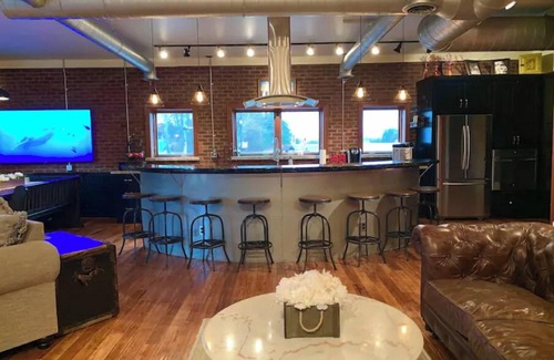 Fayetteville House | The Aviator’s Lounge, loft living in the NRG, private pool & hot tub