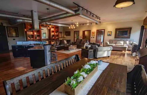 Fayetteville House | The Aviator’s Lounge, loft living in the NRG, private pool & hot tub