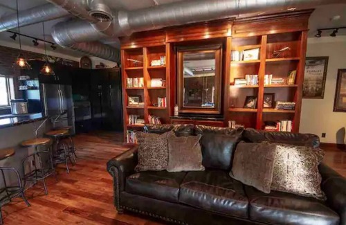 Fayetteville House | The Aviator’s Lounge, loft living in the NRG, private pool & hot tub