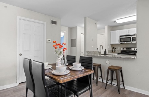 Pleasant Valley Apartment | The Avocado: Pool, Gym, Sleeps 12 - Near ACL, Downtown Austin & Barton Springs