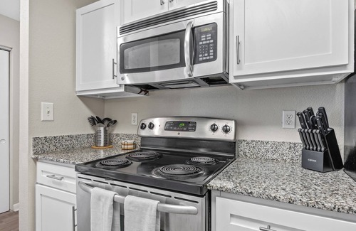 Pleasant Valley Apartment | The Avocado: Pool, Gym, Sleeps 12 - Near ACL, Downtown Austin & Barton Springs