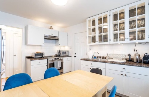Bridgeport House | The B&W Haven 5BR Home with yard theater + Office