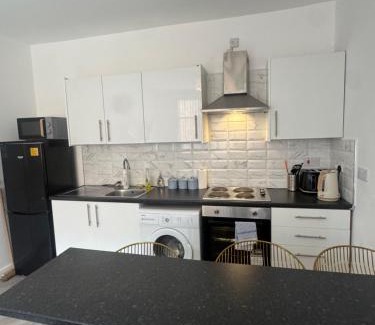 Newcastle-upon-Tyne Apartment | The Bake Apartment - 5 bedroom Large Apartment sleeps up to 16 person