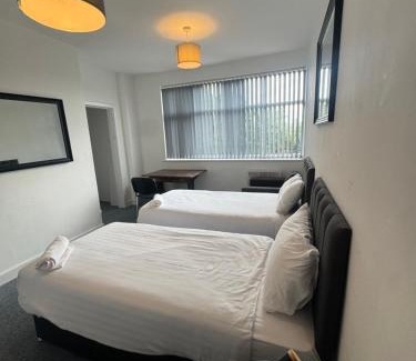Newcastle-upon-Tyne Apartment | The Bake Apartment - 5 bedroom Large Apartment sleeps up to 16 person