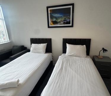 Newcastle-upon-Tyne Apartment | The Bake Apartment - 5 bedroom Large Apartment sleeps up to 16 person