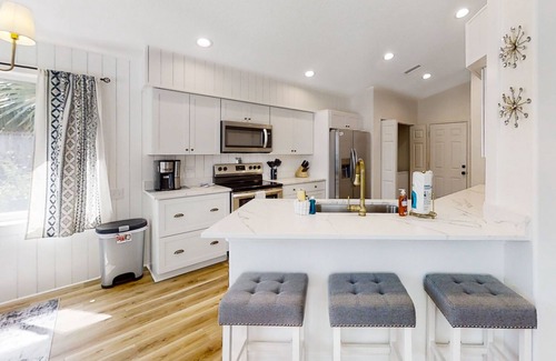 Indian Trails House | The Barefoot Bungalow | House in Palm Coast with an enclosed pool & grill