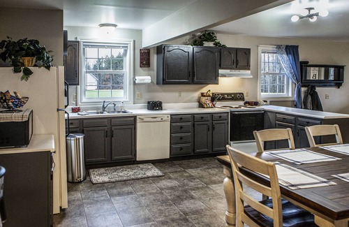 Blissfield House | "The Barn at Sunset Lane" - Spacious 4BR Home on 16 Acres