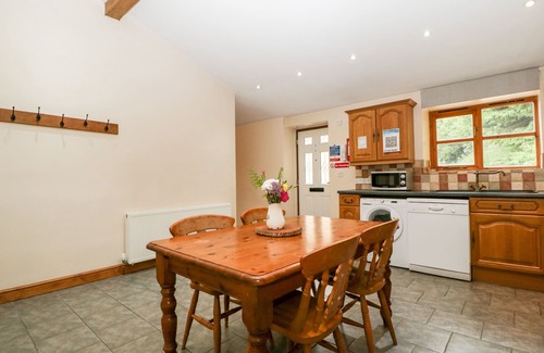 North Perrott Cottage | THE BARN, family friendly, character holiday cottage in Chedington