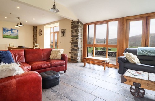 Corwen Cottage | THE BARN, family friendly, with hot tub in Corwen
