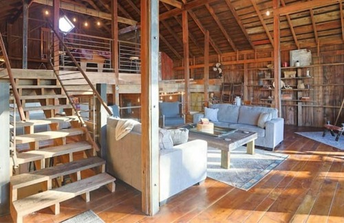 Waldron House | The Barn on 7