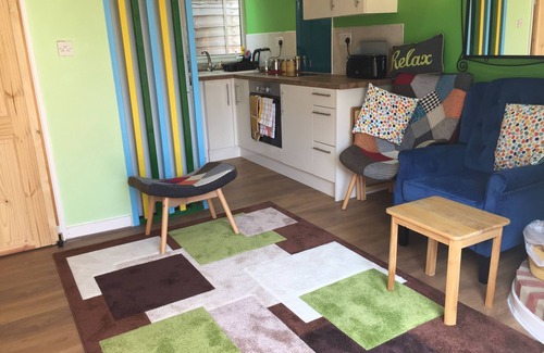 South Hayling Apartment | The Barn Seaside Studio - Sleeps 2 & Hot Tub