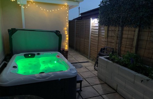 South Hayling Apartment | The Barn Seaside Studio - Sleeps 2 & Hot Tub