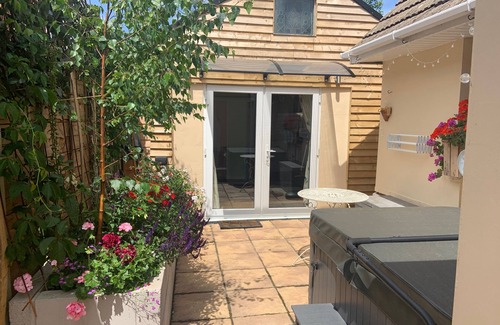 South Hayling Apartment | The Barn Seaside Studio - Sleeps 2 & Hot Tub