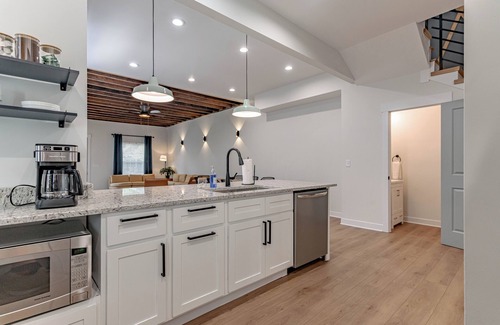 Shelby Park House | The Baroness! 4 BR Home! Near Logan Street Market!