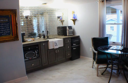 Abingdon Apartment | The Barter Green Room in Downtown Abingdon, The Barter Green Room in the heart of downtown Abingdon