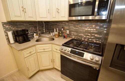 Bedford-Stuyvesant House | The Barton – Cozy Renovated Home in Brooklyn (3A)