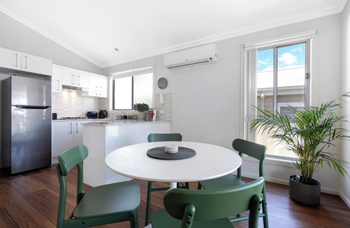 St. Georges Basin House | The Basin Breeze Retreat (Pet Friendly)