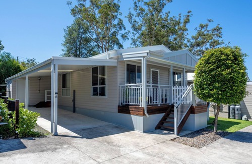 St. Georges Basin House | The Basin Breeze Retreat (Pet Friendly)