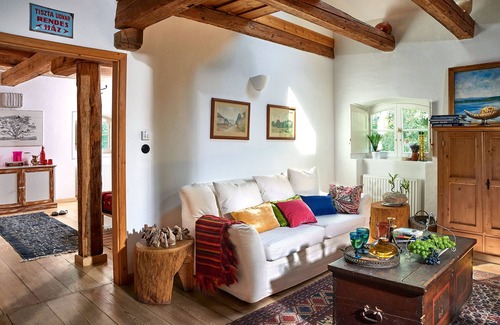 Keleviz House | The Bat Barn, Guest House and Hunting Lodge