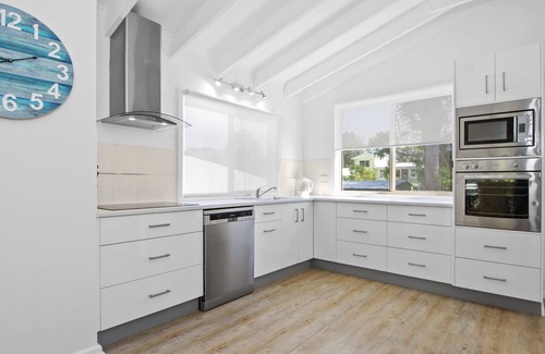 Cunjurong Point House | The Batch only a short walk to Green Island