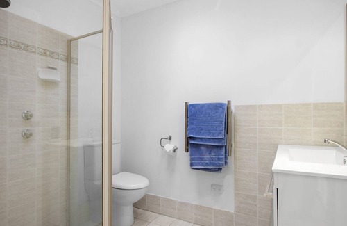 Cunjurong Point House | The Batch only a short walk to Green Island