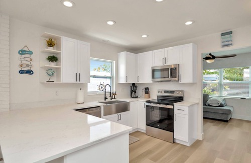 Bay Crest Park House | The Bay Beach House: Boat/Jetskis