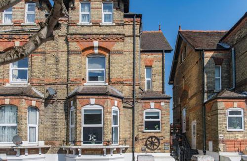 Folkestone House | The Bay by Keepers Cottages