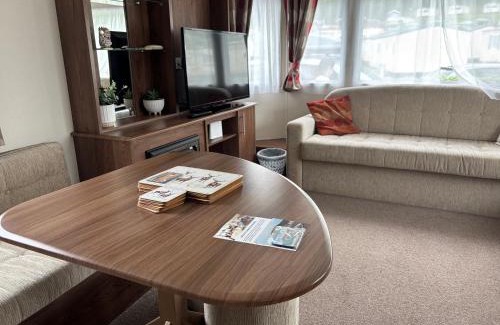 Aberystwyth House | The Bay Pearl 2 Bedroom Elegant Pet Free Stay at Clarach