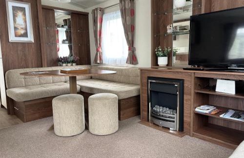 Aberystwyth House | The Bay Pearl 2 Bedroom Elegant Pet Free Stay at Clarach