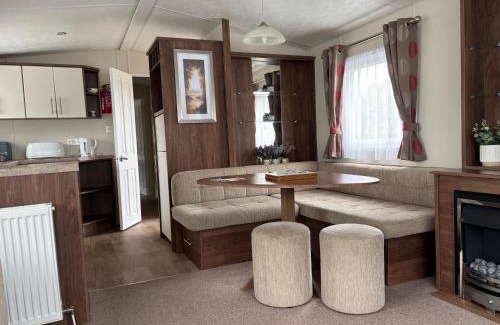 Aberystwyth House | The Bay Pearl 2 Bedroom Elegant Pet Free Stay at Clarach
