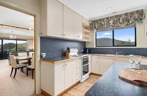 Geilston Bay House | "The Bay Waterfront" - 10 Min to CBD, Sleeps 9.