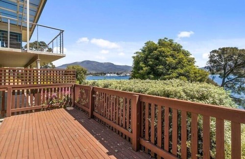 Geilston Bay House | "The Bay Waterfront" - 10 Min to CBD, Sleeps 9.