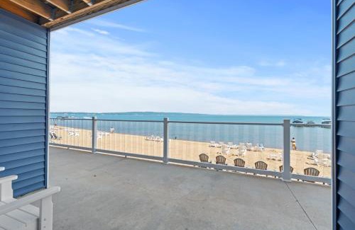Traverse City Hotel | The Baywatch Resort