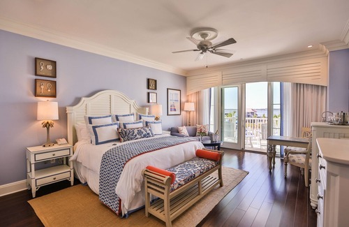 Charleston Hotel | The Beach Club at Charleston Harbor Resort and Marina