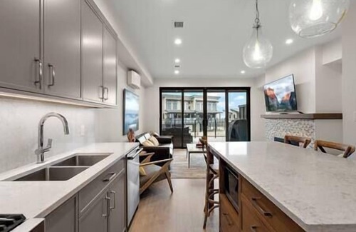 Black Creek House | The Beach House at Saratoga: Modern Beach Oasis