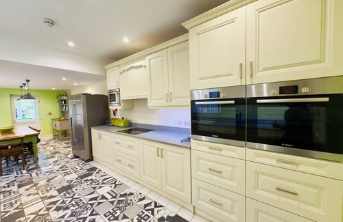 Grove Park Village Apartment | The Beach House Luxury Rooms