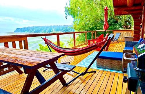 Gillies Bay House | The Beach House Texada - Waterfront Cabin