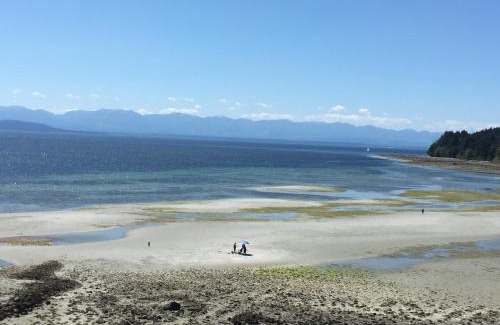 Gillies Bay House | The Beach House Texada - Waterfront Cabin