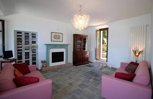Pella Apartment | The Beach Indipendent Apartment View Lake!
