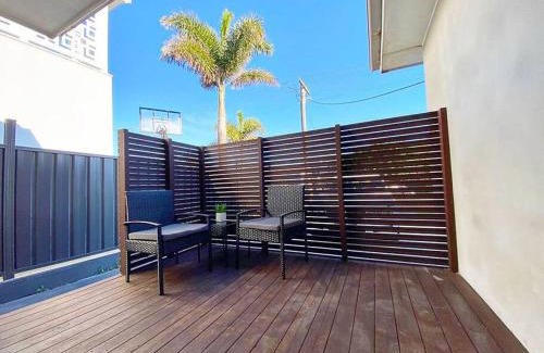 Towradgi Apartment | The Beach Pad - Renovated 1BR Steps from Towradgi