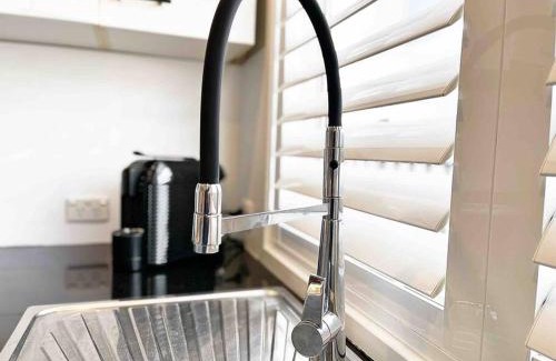 Towradgi Apartment | The Beach Pad - Renovated 1BR Steps from Towradgi