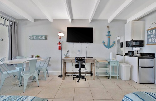 Ruskin Apartment | The Beach! | Pool, Hot Tub, Gym, Game Room, Tennis