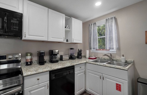 Downtown Branson Cottage | The Bear Den: Rehabbed Home Near the Branson Landing