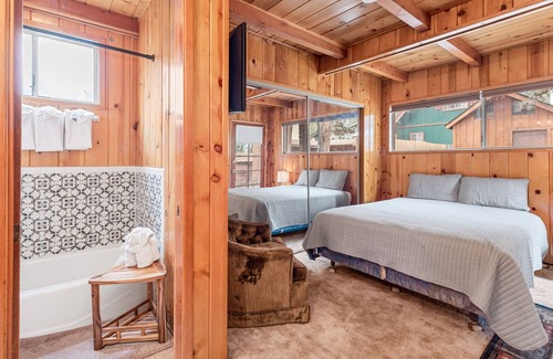Sugarloaf Cottage | The Bear Escape - Mountain Charm And Is Perfect For Small Family Gatherings! Perfect Getaway! 3 Bedroom Cottage
